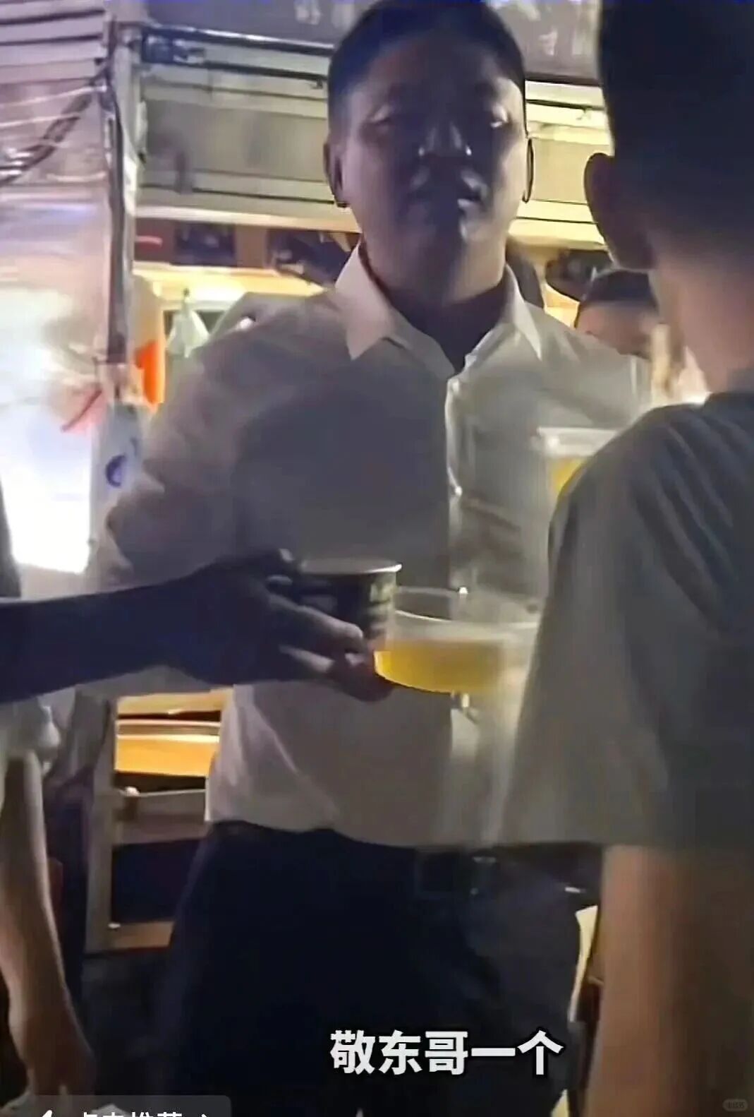 刘强东现身街头吃路边摊,太有生活了