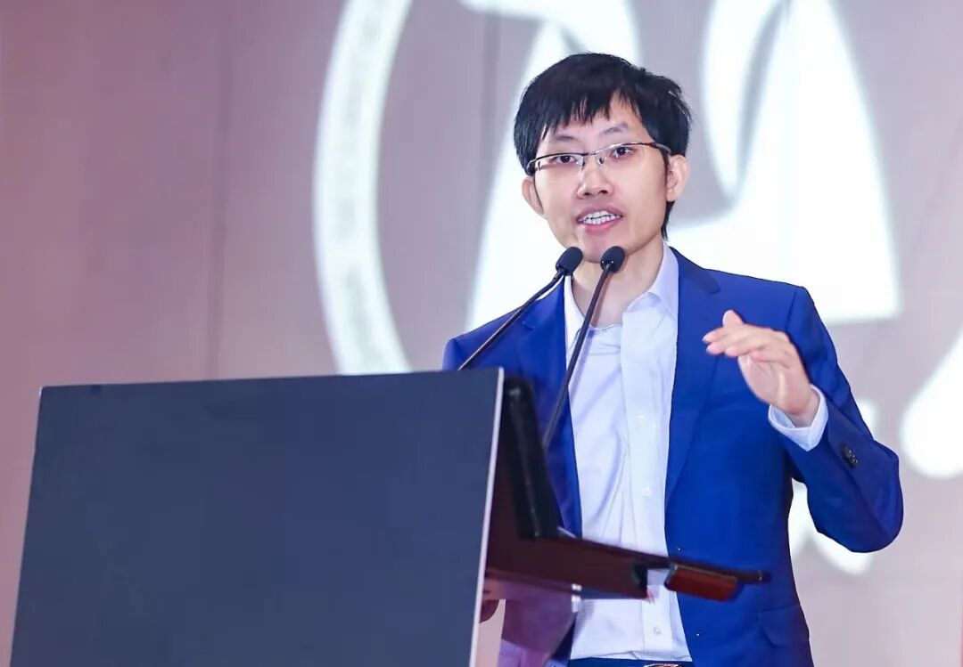 梁文锋，砍下3400亿估值
