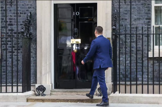 英国工党内部“逼宫”浪潮加剧，卫生大臣拜访斯塔默